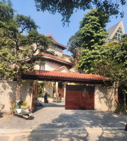 QB Villa là công trình biệt thự sang trọng với kiến trúc hài hòa cùng cây xanh